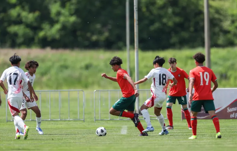 Show na Muri: Cristianova majka dijelila autograme pa izljubila unuka! Čije to kopačke mali nosi?