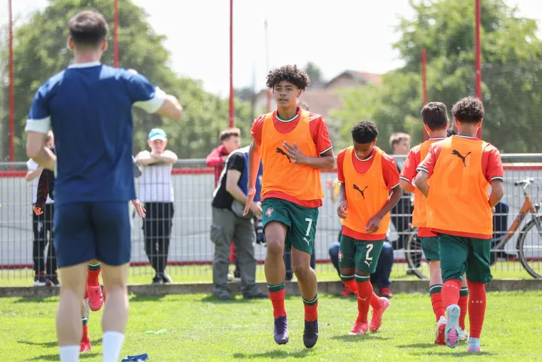 Show na Muri: Cristianova majka dijelila autograme pa izljubila unuka! Čije to kopačke mali nosi?