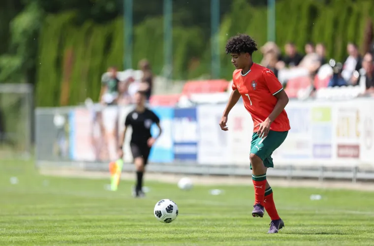 Show na Muri: Cristianova majka dijelila autograme pa izljubila unuka! Čije to kopačke mali nosi?