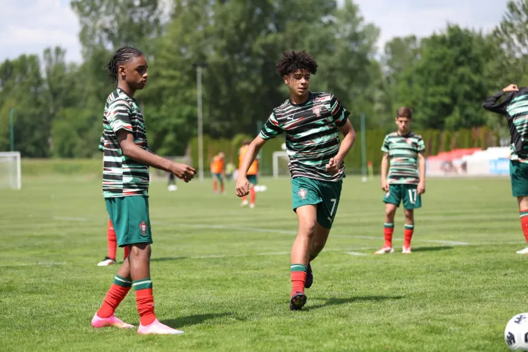 Show na Muri: Cristianova majka dijelila autograme pa izljubila unuka! Čije to kopačke mali nosi?