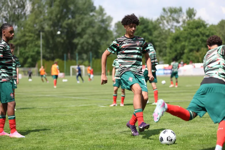 Show na Muri: Cristianova majka dijelila autograme pa izljubila unuka! Čije to kopačke mali nosi?