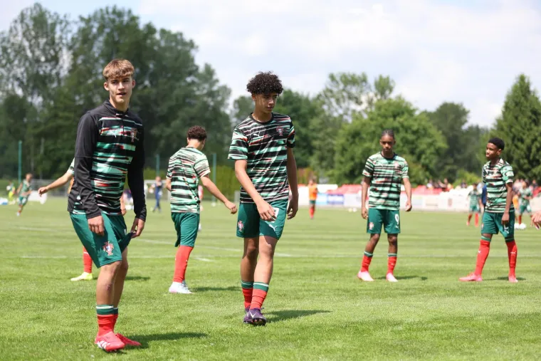 Show na Muri: Cristianova majka dijelila autograme pa izljubila unuka! Čije to kopačke mali nosi?