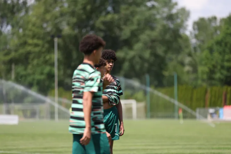 Show na Muri: Cristianova majka dijelila autograme pa izljubila unuka! Čije to kopačke mali nosi?