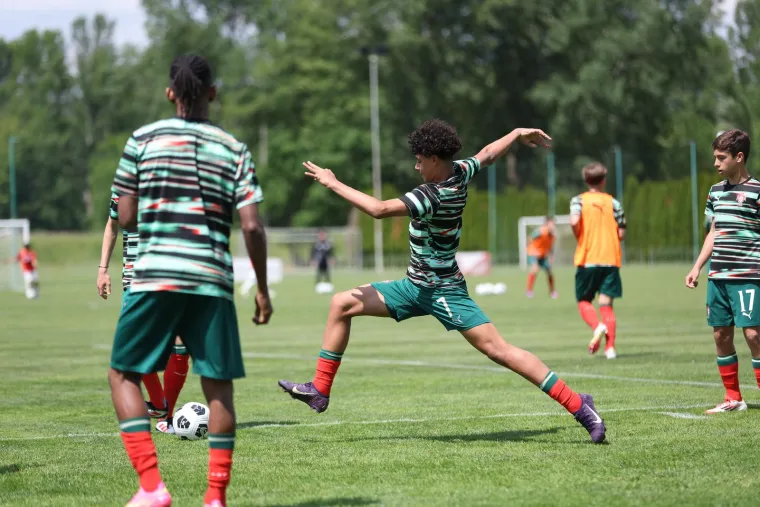 Show na Muri: Cristianova majka dijelila autograme pa izljubila unuka! Čije to kopačke mali nosi?