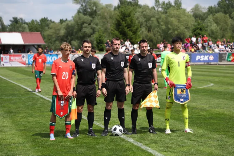 Show na Muri: Cristianova majka dijelila autograme pa izljubila unuka! Čije to kopačke mali nosi?