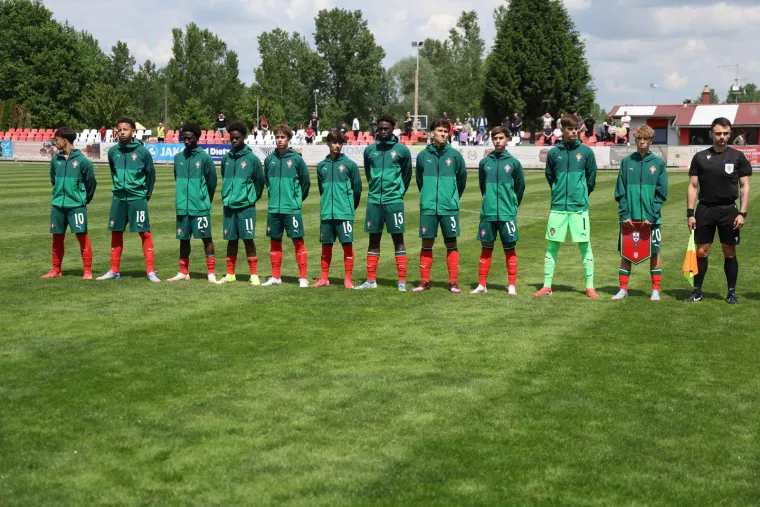 Show na Muri: Cristianova majka dijelila autograme pa izljubila unuka! Čije to kopačke mali nosi?