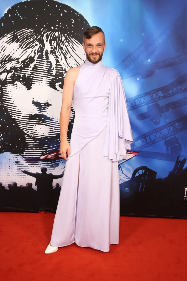 Da, dobro vidite! Mu&scaron;ko je, a nosi &scaron;tikle i haljine: Poznati stilist pomiče granice