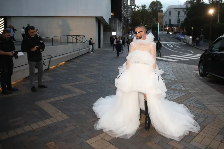 Da, dobro vidite! Mu&scaron;ko je, a nosi &scaron;tikle i haljine: Poznati stilist pomiče granice