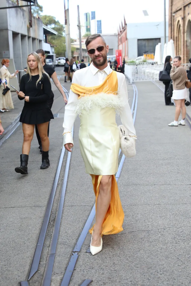 Da, dobro vidite! Mu&scaron;ko je, a nosi &scaron;tikle i haljine: Poznati stilist pomiče granice