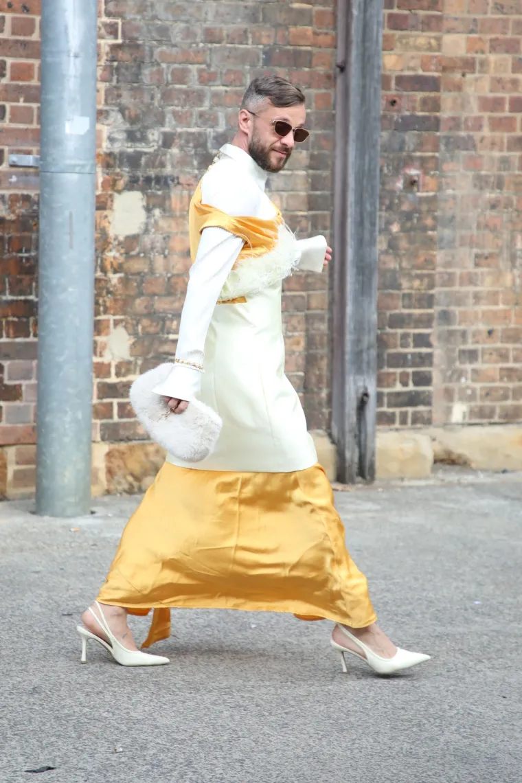 Da, dobro vidite! Mu&scaron;ko je, a nosi &scaron;tikle i haljine: Poznati stilist pomiče granice