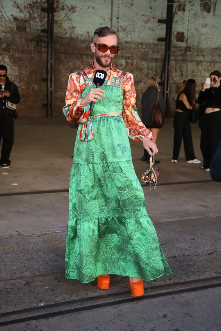 Da, dobro vidite! Mu&scaron;ko je, a nosi &scaron;tikle i haljine: Poznati stilist pomiče granice