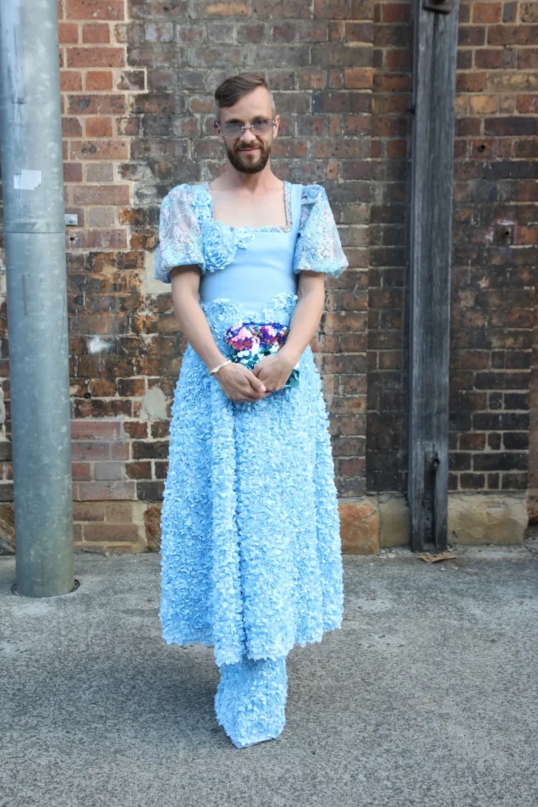 Da, dobro vidite! Mu&scaron;ko je, a nosi &scaron;tikle i haljine: Poznati stilist pomiče granice