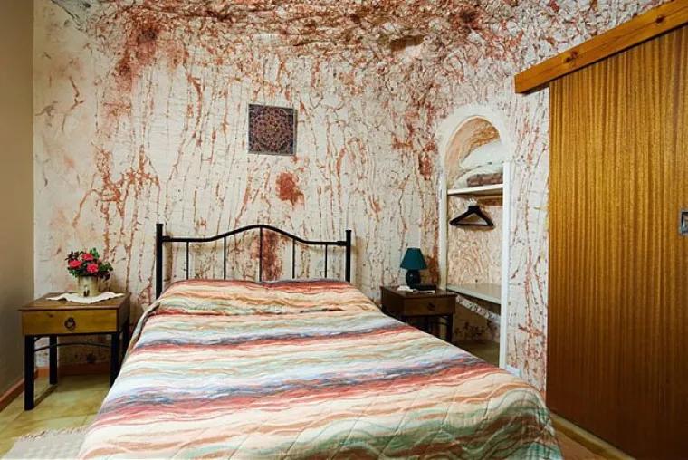 Ovdje je toliko vruće da žive pod zemljom! Ispod tla se skrivaju katolička i srpska pravoslavna crkva