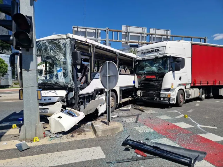 Teška nesreća kamiona i busa, ozlijeđeno četvero putnika: Pogledajte strašne prizore