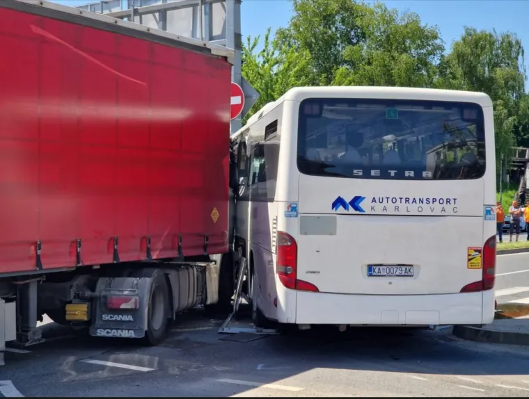 Teška nesreća kamiona i busa, ozlijeđeno četvero putnika: Pogledajte strašne prizore