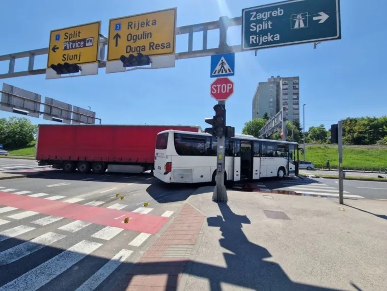 Teška nesreća kamiona i busa, ozlijeđeno četvero putnika: Pogledajte strašne prizore