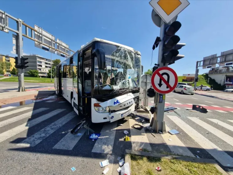 Teška nesreća kamiona i busa, ozlijeđeno četvero putnika: Pogledajte strašne prizore