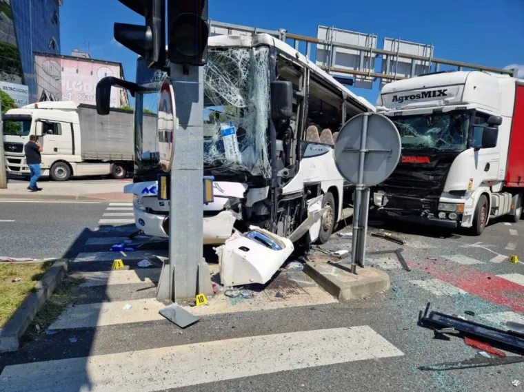 Teška nesreća kamiona i busa, ozlijeđeno četvero putnika: Pogledajte strašne prizore