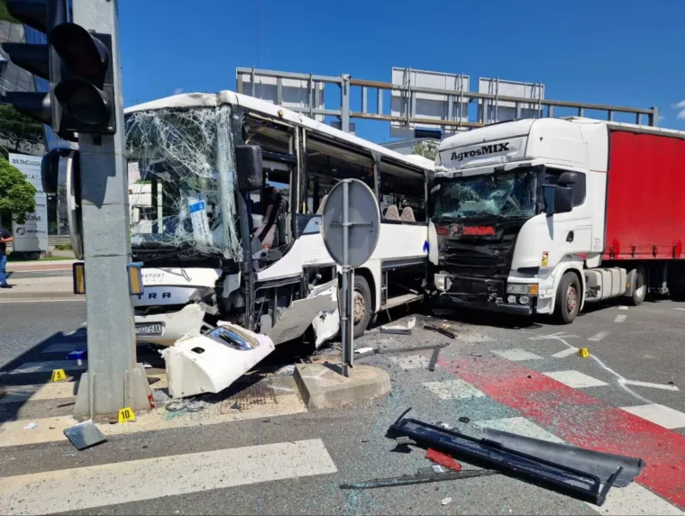 Teška nesreća kamiona i busa, ozlijeđeno četvero putnika: Pogledajte strašne prizore