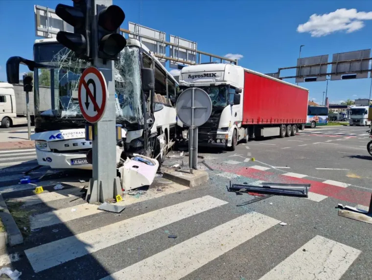 Teška nesreća kamiona i busa, ozlijeđeno četvero putnika: Pogledajte strašne prizore