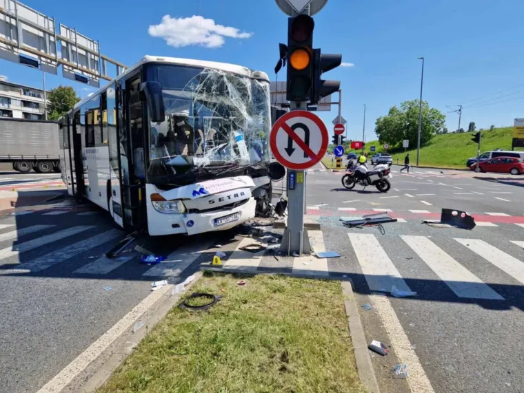 Teška nesreća kamiona i busa, ozlijeđeno četvero putnika: Pogledajte strašne prizore