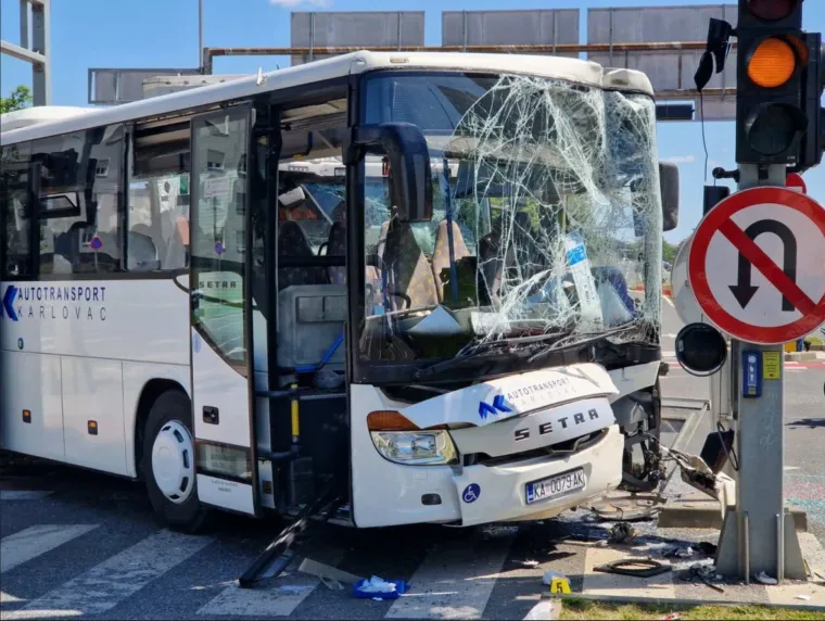 Teška nesreća kamiona i busa, ozlijeđeno četvero putnika: Pogledajte strašne prizore
