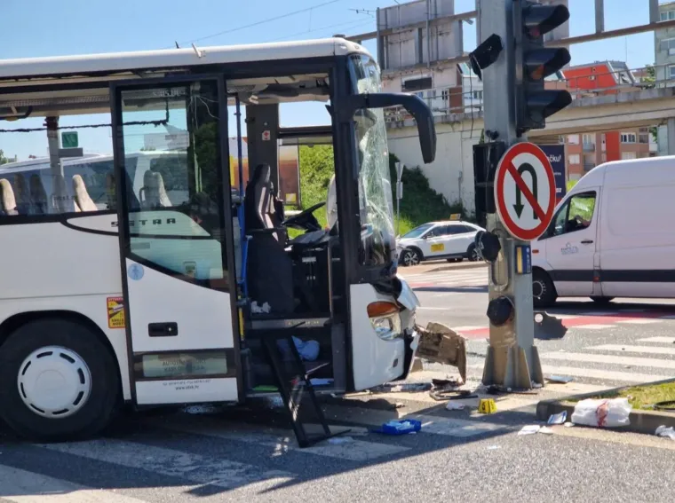 Teška nesreća kamiona i busa, ozlijeđeno četvero putnika: Pogledajte strašne prizore