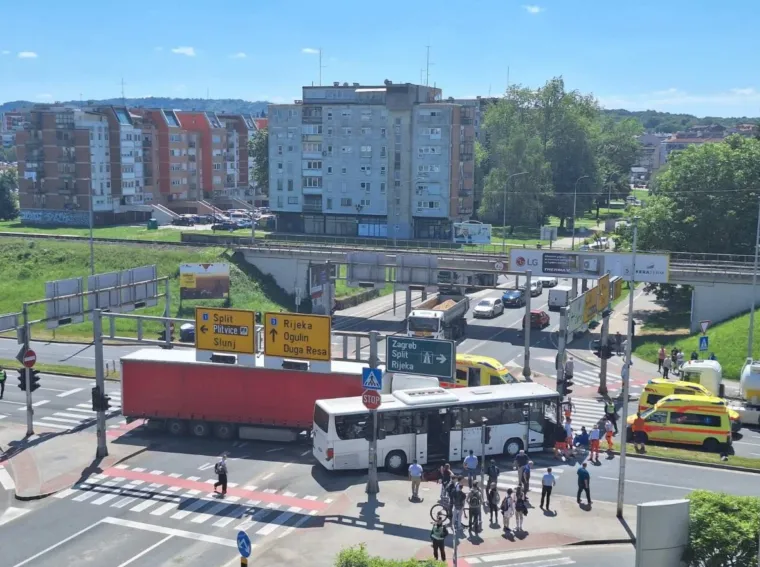 Teška nesreća kamiona i busa, ozlijeđeno četvero putnika: Pogledajte strašne prizore