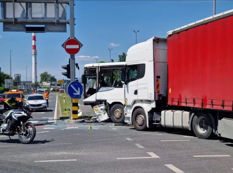 Teška nesreća kamiona i busa, ozlijeđeno četvero putnika: Pogledajte strašne prizore