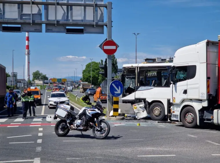 Teška nesreća kamiona i busa, ozlijeđeno četvero putnika: Pogledajte strašne prizore