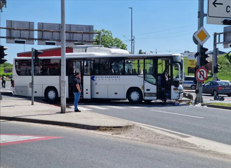 Teška nesreća kamiona i busa, ozlijeđeno četvero putnika: Pogledajte strašne prizore