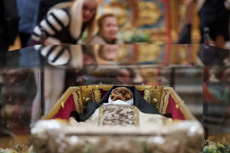 Izloženo tijelo svete Terezije Avilske nakon više od 100 godina