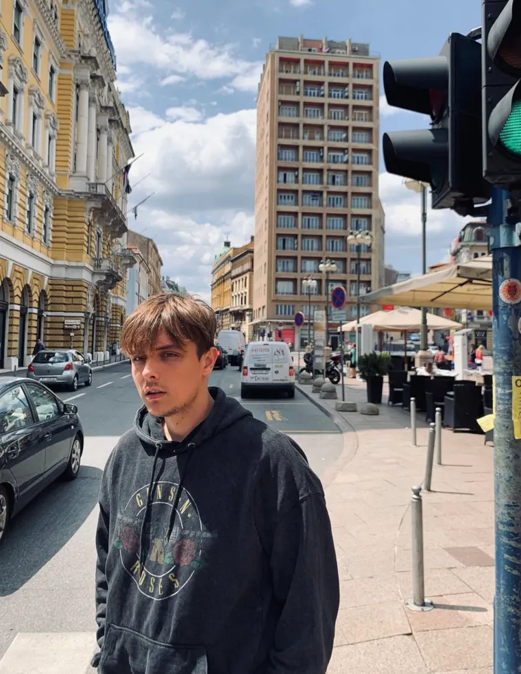 Od dobitnika Porina do uličnog pjevača: Pogledajte kako se Marko Kutlić mijenjao kroz godine
