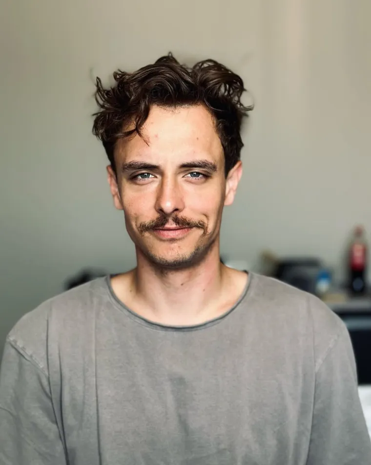 Od dobitnika Porina do uličnog pjevača: Pogledajte kako se Marko Kutlić mijenjao kroz godine