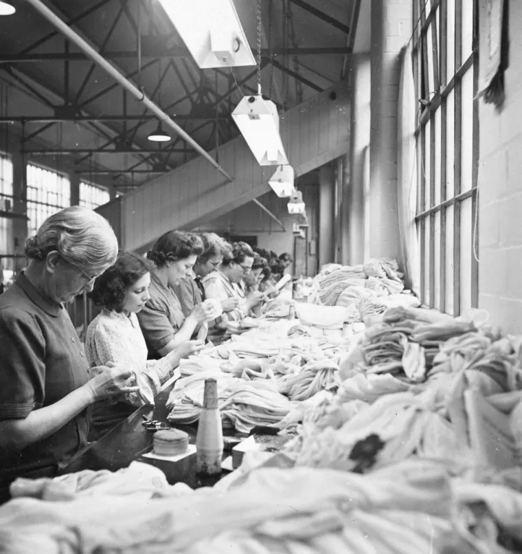 'Materijal budućnosti' zauvijek je promijenio modu: Žene su satima stajale u redovima