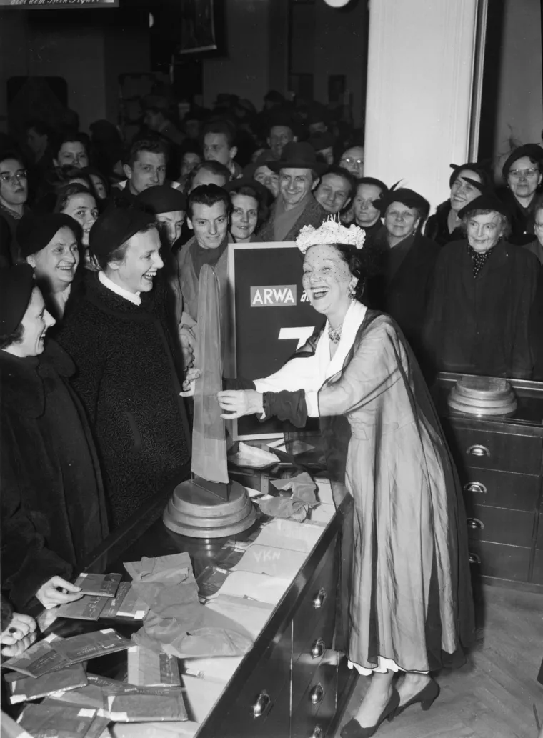 'Materijal budućnosti' zauvijek je promijenio modu: Žene su satima stajale u redovima