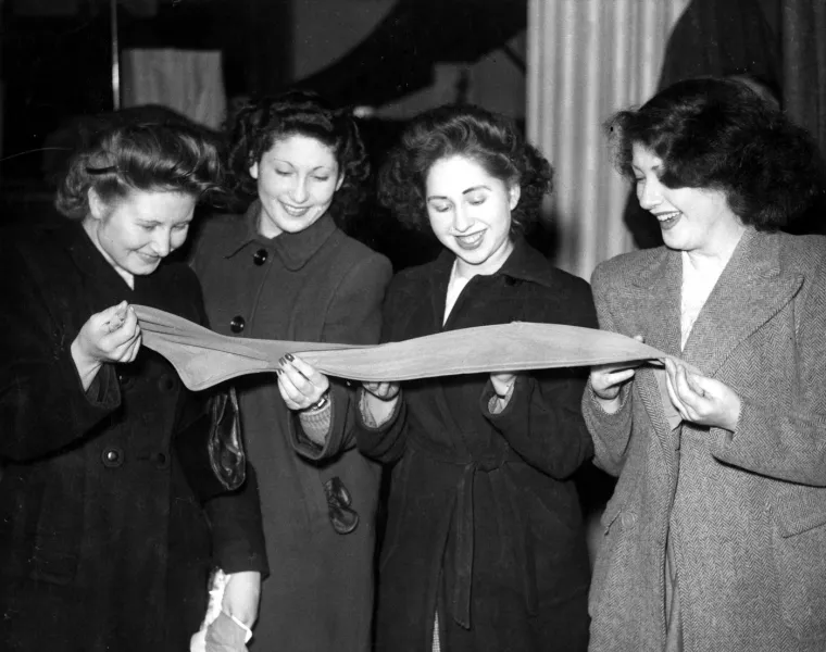 'Materijal budućnosti' zauvijek je promijenio modu: Žene su satima stajale u redovima