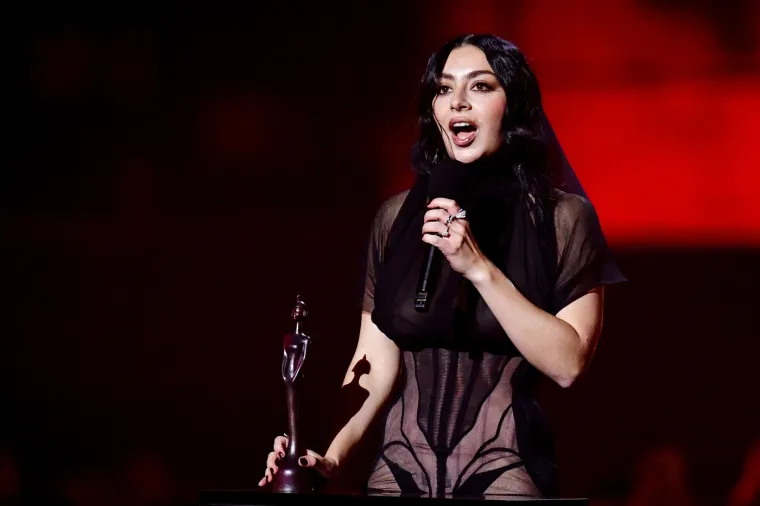 U Cannesu se pojavila bez grudnjaka, ali to joj nije prvi put: Pjevačica bira slobodu