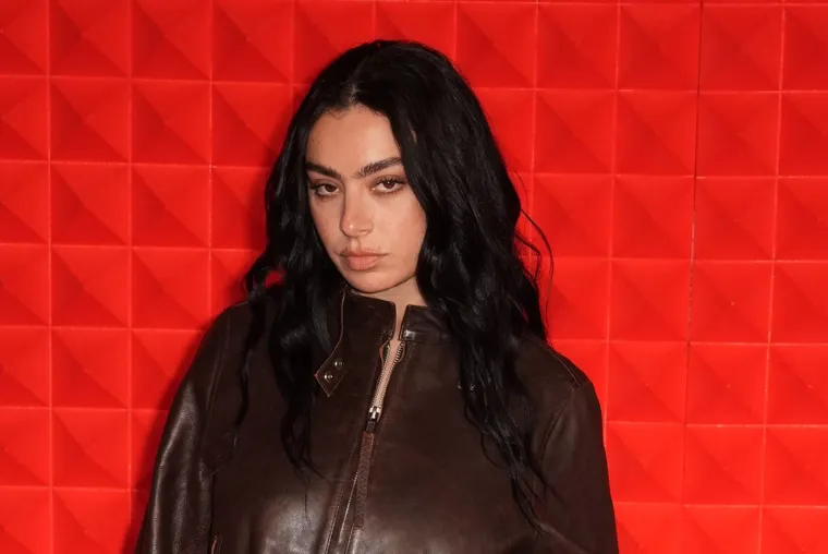 U Cannesu se pojavila bez grudnjaka, ali to joj nije prvi put: Pjevačica bira slobodu