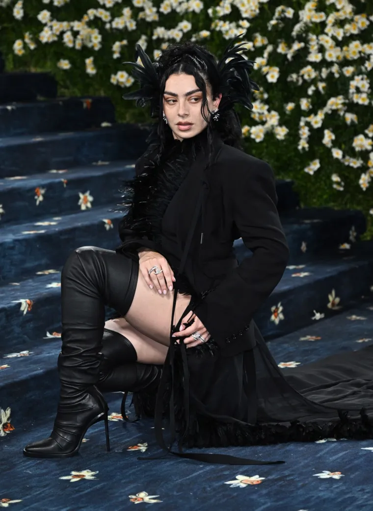 U Cannesu se pojavila bez grudnjaka, ali to joj nije prvi put: Pjevačica bira slobodu