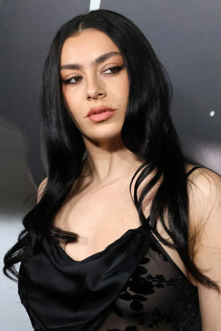 U Cannesu se pojavila bez grudnjaka, ali to joj nije prvi put: Pjevačica bira slobodu