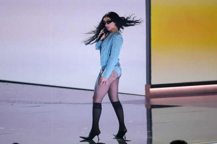 U Cannesu se pojavila bez grudnjaka, ali to joj nije prvi put: Pjevačica bira slobodu