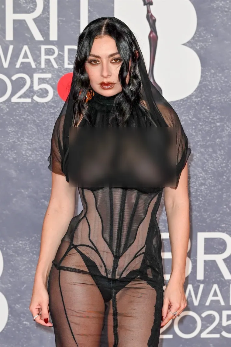 U Cannesu se pojavila bez grudnjaka, ali to joj nije prvi put: Pjevačica bira slobodu