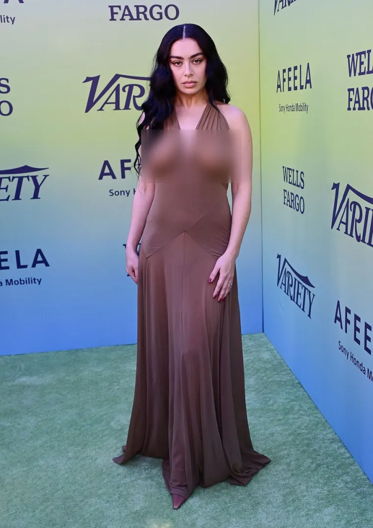 U Cannesu se pojavila bez grudnjaka, ali to joj nije prvi put: Pjevačica bira slobodu