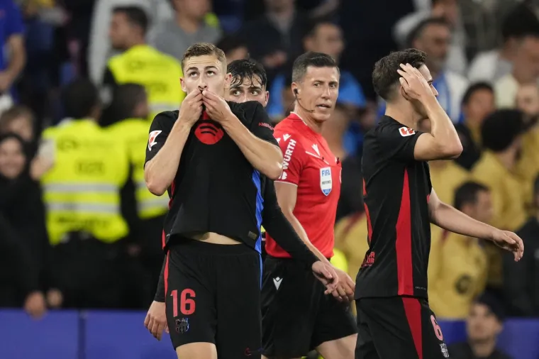 Slavlje se pretvorilo u skandal: Navijači trčali u teren, Flick vikao i tjerao igrače u svlačionicu