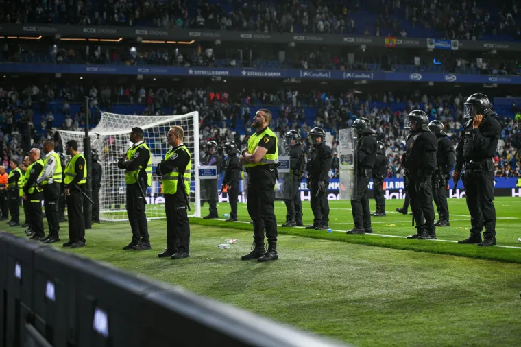 Slavlje se pretvorilo u skandal: Navijači trčali u teren, Flick vikao i tjerao igrače u svlačionicu