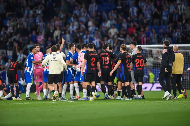 Slavlje se pretvorilo u skandal: Navijači trčali u teren, Flick vikao i tjerao igrače u svlačionicu