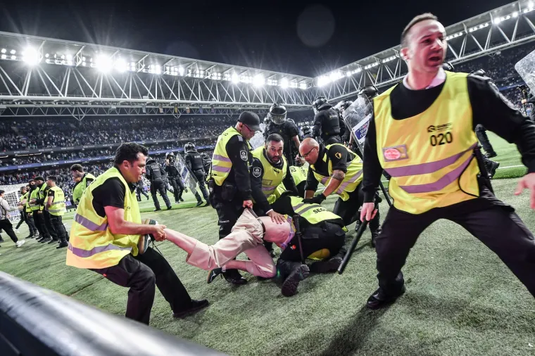 Slavlje se pretvorilo u skandal: Navijači trčali u teren, Flick vikao i tjerao igrače u svlačionicu