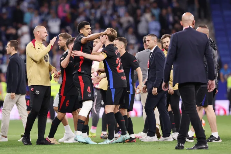 Slavlje se pretvorilo u skandal: Navijači trčali u teren, Flick vikao i tjerao igrače u svlačionicu