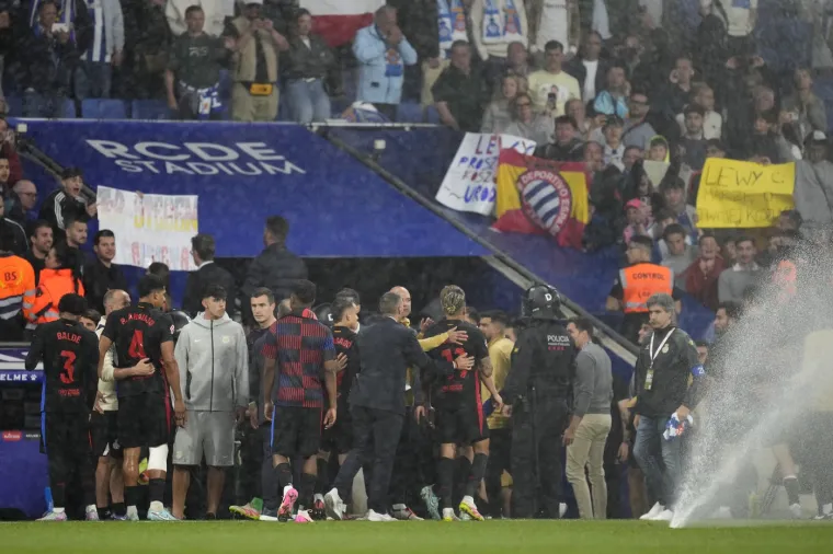 Slavlje se pretvorilo u skandal: Navijači trčali u teren, Flick vikao i tjerao igrače u svlačionicu